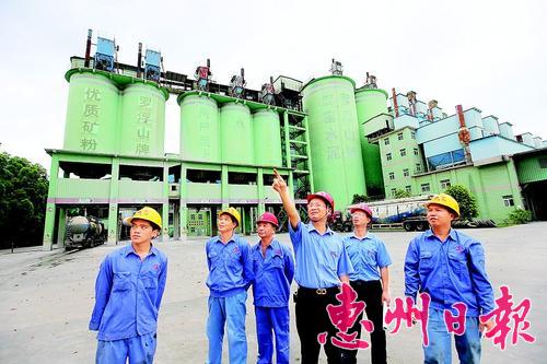 羅浮山水泥集團(tuán)有限公司董事長(zhǎng)吳國(guó) 強(qiáng)(中)與員工一起研究企業(yè)課題。
本報(bào)記者鐘暢新 攝
