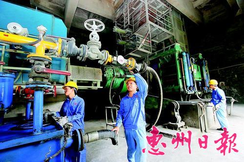 工人在生產(chǎn)車(chē)間維護(hù)保養(yǎng)機(jī)器設(shè)備。 本報(bào)記者鐘暢新 攝